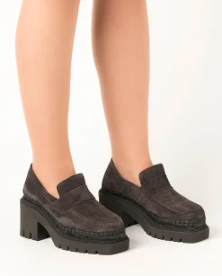 Mocasín de tacón en cavallo gris Panteta